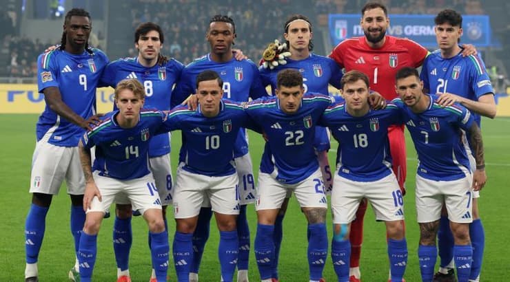שחקני נבחרת איטליה בפתיחה (רויטרס) שחקני נבחרת איטליה בפתיחה