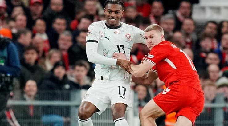 רסמוס קריסטיאנסן שומר על רפאל לאאו (רויטרס) רסמוס קריסטיאנסן שומר על רפאל לאאו