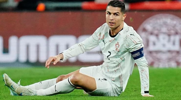 כריסטיאנו רונאלדו על הדשא (רויטרס) כריסטיאנו רונאלדו על הדשא