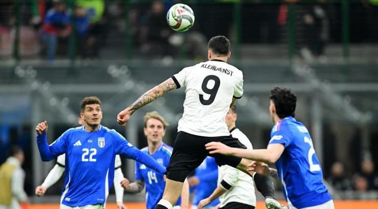 טים קליינדינסט נוגח פנימה שוויון (רויטרס) טים קליינדינסט נוגח פנימה שוויון