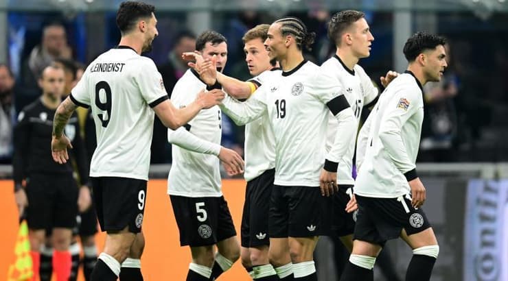 שחקני נבחרת גרמניה חוגגים עם טים קליינדינסט (רויטרס) שחקני נבחרת גרמניה חוגגים עם טים קליינדינסט