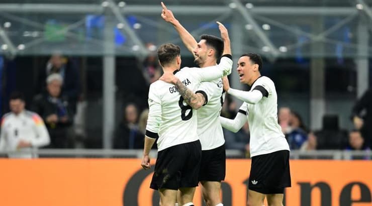 טים קליינדינסט וחבריו מאושרים (רויטרס) טים קליינדינסט וחבריו מאושרים