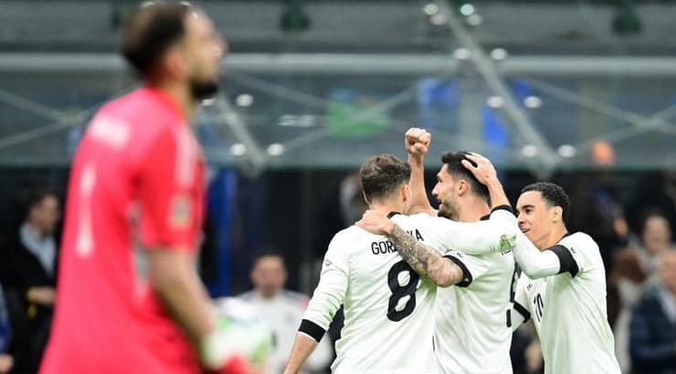 ג'מאל מוסיאלה ולאון גורצקה מברכים את טים קליינדינסט (רויטרס) ג'מאל מוסיאלה ולאון גורצקה מברכים את טים קליינדינסט