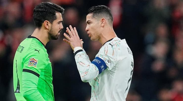 כריסטיאנו רונאלדו מדבר עם דיוגו קוסטה (רויטרס) כריסטיאנו רונאלדו מדבר עם דיוגו קוסטה