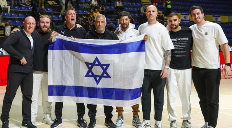 אופיר וחיים והצוות במשחק (דראגן טשיץ') אופיר וחיים והצוות במשחק