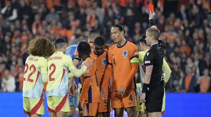 אדום נשלף ליורן האטו (רויטרס) אדום נשלף ליורן האטו