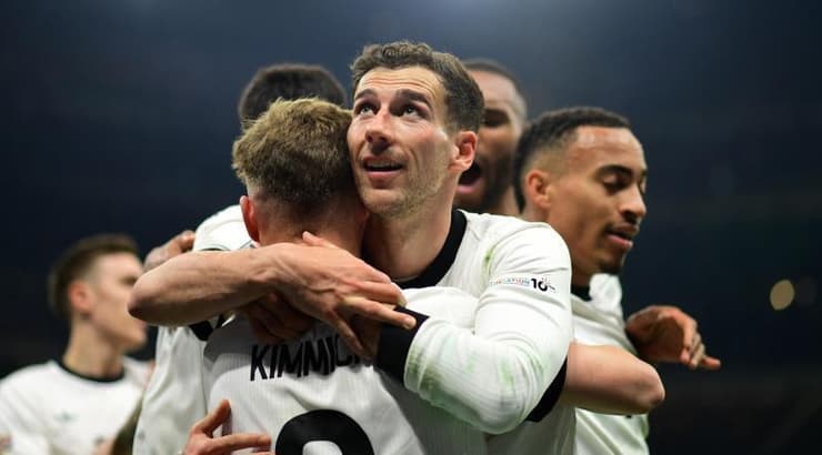 לאון גורצקה חוגג עם חבריו (רויטרס) לאון גורצקה חוגג עם חבריו