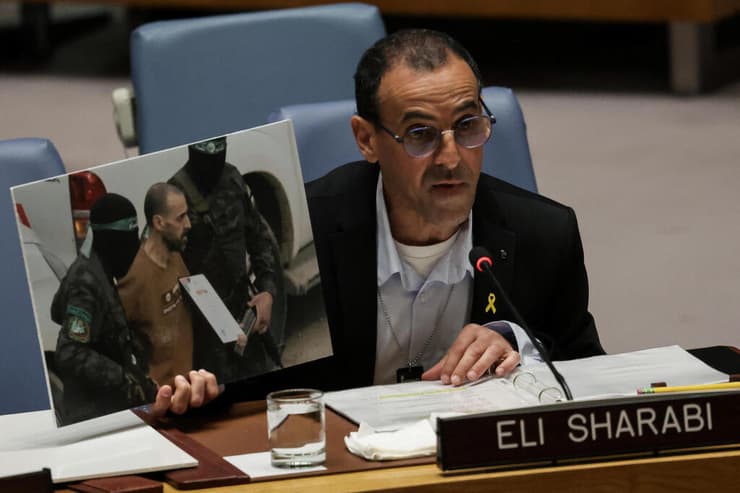 אלי שרעבי נואם באו"ם (צילום: REUTERS/Mike Segar) אלי שרעבי שורד השבי נואם באו"ם