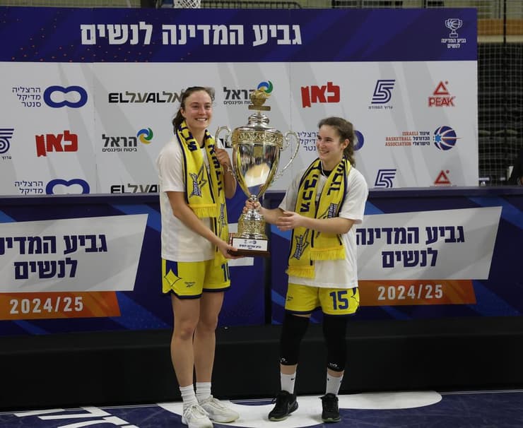 שחקנית מכבי אשדוד דור סער עם אבי מאיירס מחזיקות בגביע המדינה