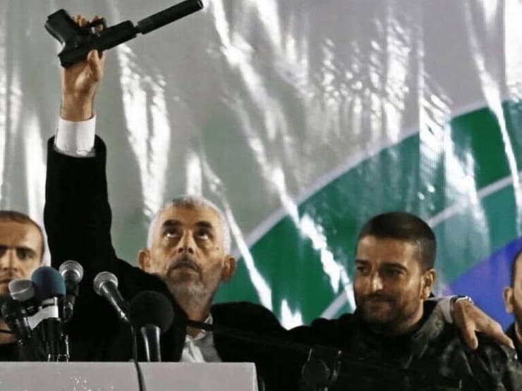  אוסאמה טבש מחבל חוסל בתמונה עומד ליד יחיא סינוואר