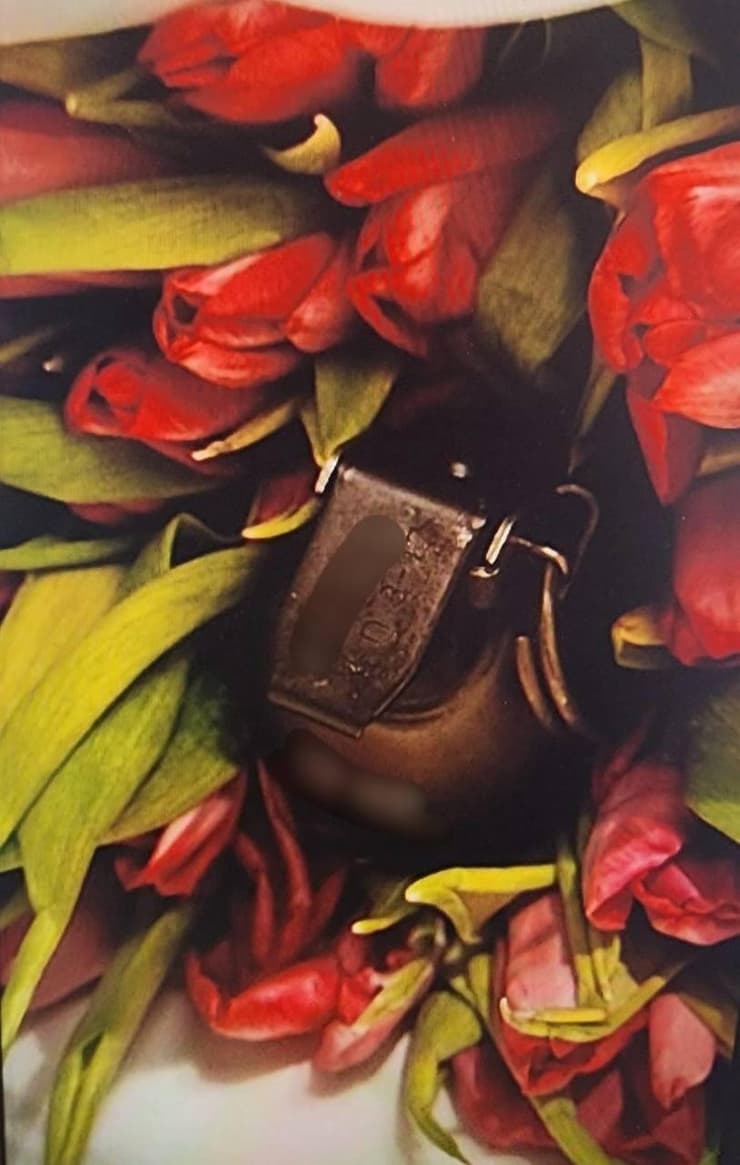 רימון הרסס בתוך זר הפרחים (צילום: דוברות המשטרה) שני חשודים נעצרו בחשד שמסרו זר פרחים ובתוכו רימון רסס לדירתה של תושבת צפון תל אביב