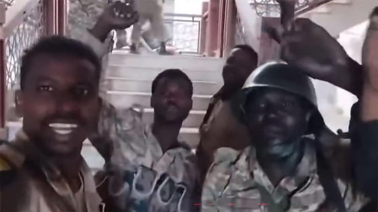 חברי צבא סודן חוגגים בתוך ארמון הנשיאות בחרטום, סודאן