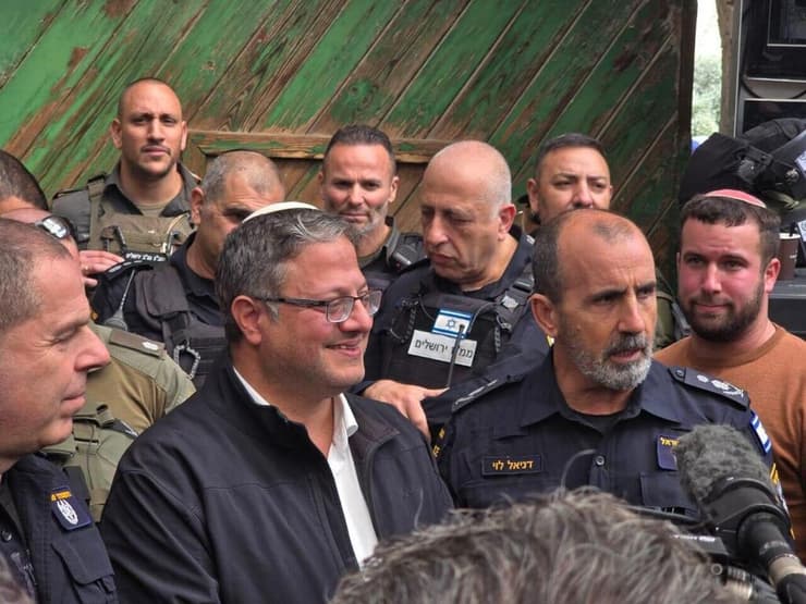 איתמר בן גביר ומפכ"ל המשטרה דני לוי, בהערכת מצב ברחבת הכותל, בנושא הפעילות המשטרתית בתקופת הרמדאן