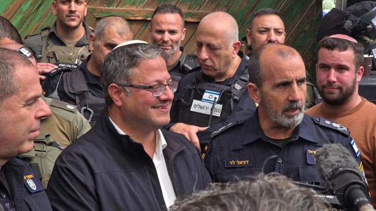 בסיור בירושלים לפני כשלושה שבועות, אז המפכ"ל החמיא לשר: "עשה מאמץ גדול כדי שהמשכורות יעלו" (צילום: דוברות המשטרה ) איתמר בן גביר ומפכ"ל המשטרה דני לוי, בהערכת מצב ברחבת הכותל, בנושא הפעילות המשטרתית בתקופת הרמדאן
