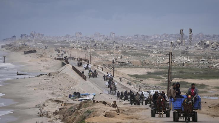 חידוש הלחימה: עקורים נעים מדרום הרצועה לצפונה (צילום: AP Photo/Abdel Kareem Hana) עקורים פלסטינים נעים בין דרום לצפון עזה לאורך כביש חוף הרחק מהאזורים שבהם פועל צה"ל לאחר המתקפה המחודשת ברצועת עזה בפאתי העיר עזה