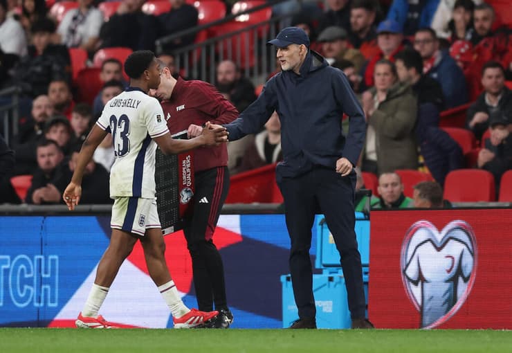 מאמן נבחרת אנגליה תומאס טוכל עם מיילס לואיס-סקלי (REUTERS/David Klein) מאמן נבחרת אנגליה תומאס טוכל עם מיילס לואיס-סקלי