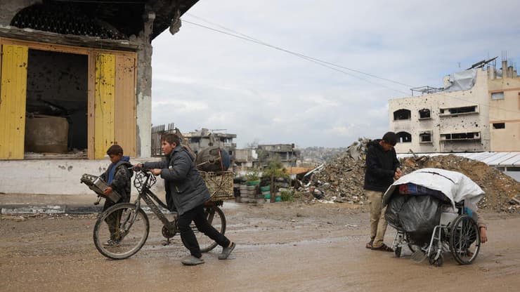 פלסטינים עוזבים את בית לאהיה שבצפון רצועת עזה