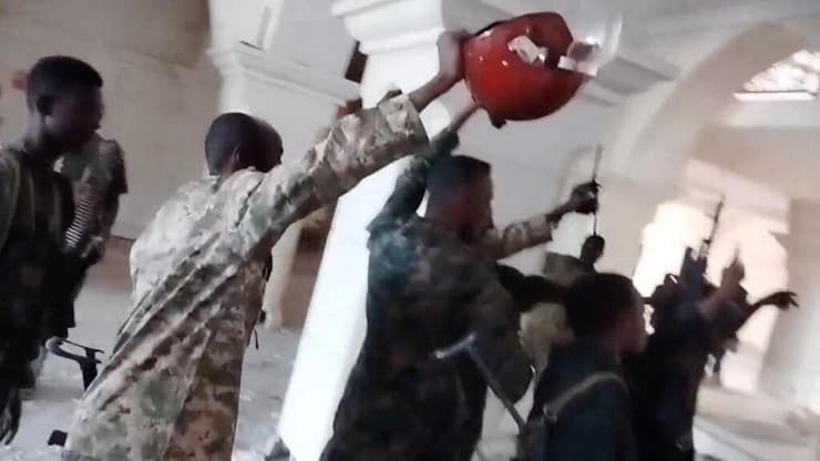 חברי צבא סודן חוגגים בתוך ארמון הנשיאות בחרטום, סודאן