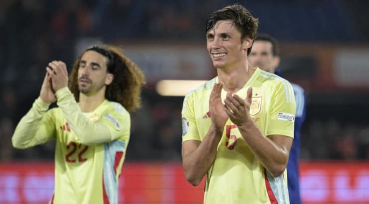 לה נוראמנד ומארק קוקוריאה מודים לקהל (רויטרס) לה נוראמנד ומארק קוקוריאה מודים לקהל