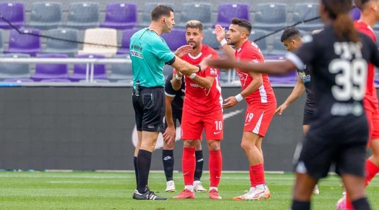 רותם חטואל ואיתמר שבירו מתלוננים לשופט (רועי כפיר) רותם חטואל ואיתמר שבירו מתלוננים לשופט