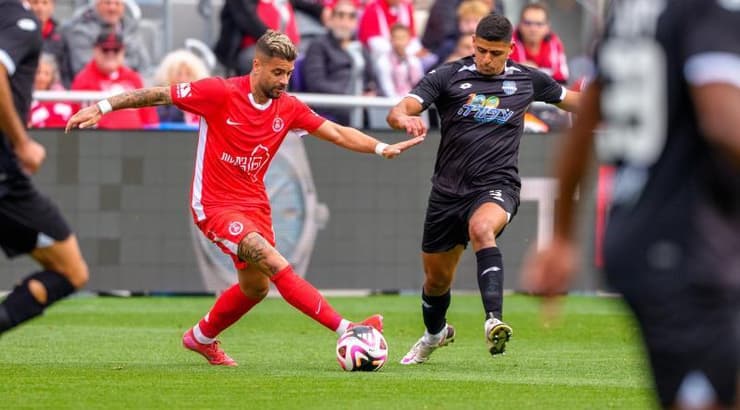 רותם חטואל עם הכדור (רועי כפיר) רותם חטואל עם הכדור