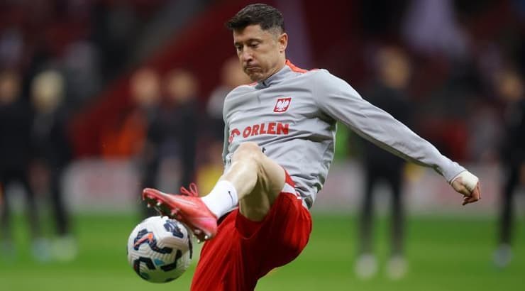 רוברט לבנדובסקי בחימום (רויטרס) רוברט לבנדובסקי בחימום