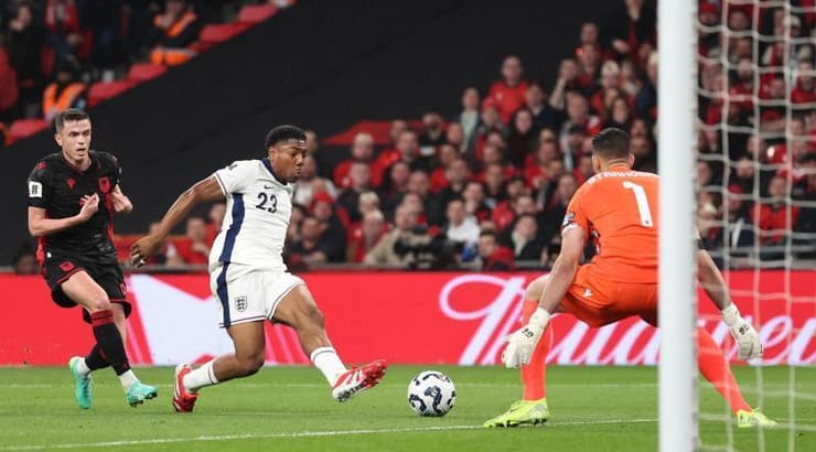 מיילס לואיס סקלי בועט פנימה (רויטרס) מיילס לואיס סקלי בועט פנימה