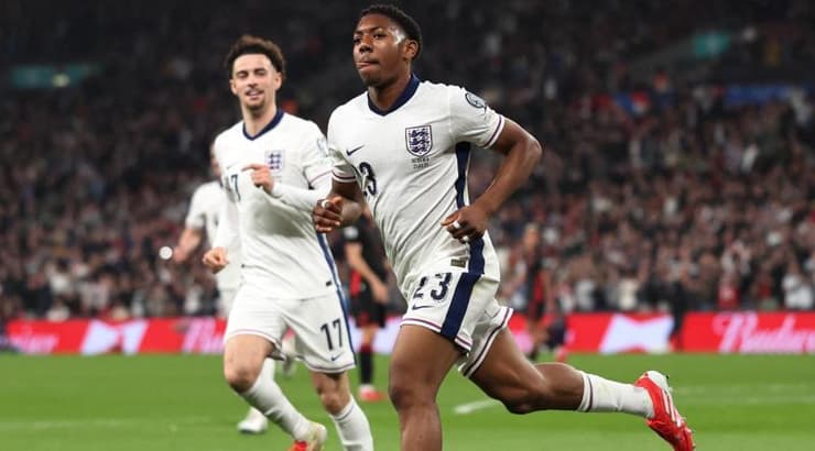 מיילס לואיס סקלי רץ לחגוג (רויטרס) מיילס לואיס סקלי רץ לחגוג