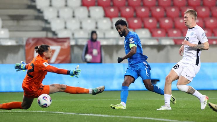 דסה כובש את שער הניצחון מול אסטוניה (צילום: REUTERS/Bernadett Szabo) אלי דסה כובש