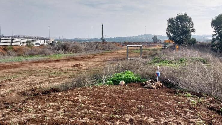 הפניה למעקף החדש ב"שביל ישראל" לפני אתר הקמת תחנת הרכבת אלעד (צילום: איציק בן דב, החברה להגנת הטבע) הפניה למעקף החדש ב"שביל ישראל" לפני אתר הקמת תחנת הרכבת אלעד