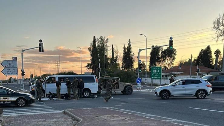 כוננות הוכרזה ואז התברר: מדובר במצנח רחיפה (צילום: אלירן סלם ) כוחות צה"ל בכביש 34 בעקבות חשד למצנחי רחיפה
