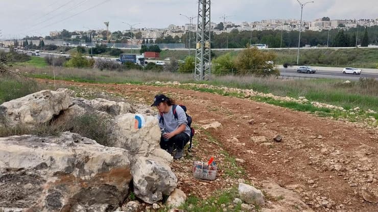 סימון המקטע החדש, ברקע העיר אלעד (צילום: איציק בן דב, החברה להגנת הטבע) סימון המקטע החדש, ברקע העיר אלעד