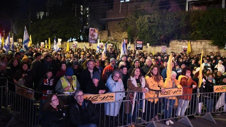 צעדה מכיכר ציון לכיכר פריז בירושלים במחאה נגד הממשלה ולהחזרת החטופים