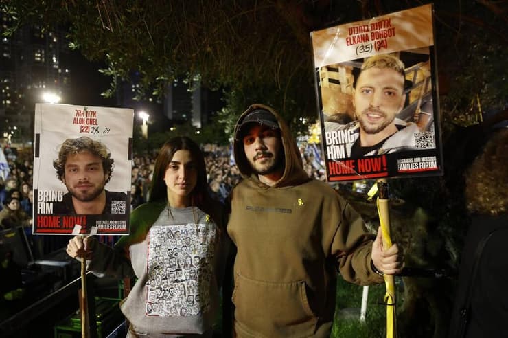 אלי-ה כהן ובת זוגו זיו עבוד בעצרת בכיכר החטופים (צילום: זיו קורן) אלי-ה כהן וזיו עבוד בעצרת בכיכר החטופים