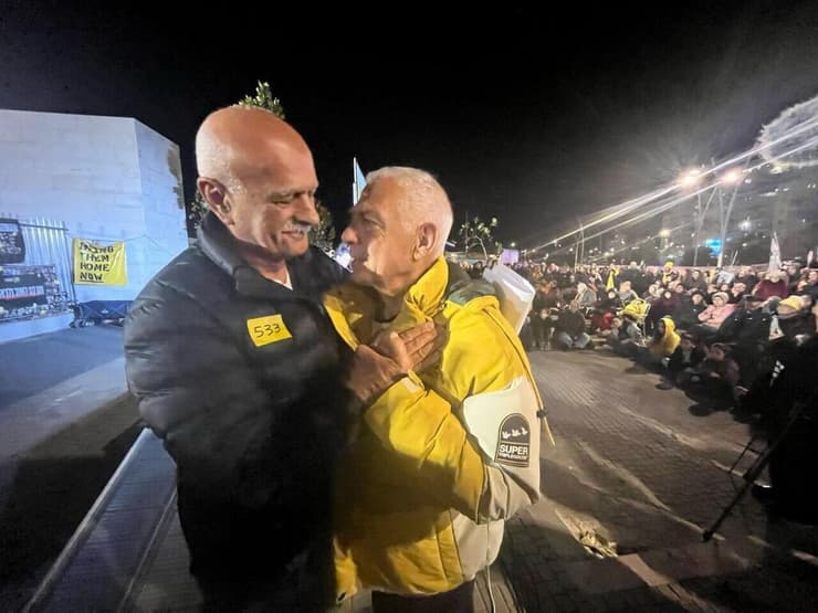 "לפני עסקת החטופים האחרונה אמרתי, 'אני מוכן שישחררו את הרוצח של אחי בתמורה לשחרור חטופים'". עם פדוי השבי גדי מוזס בטקס המשואות האלטרנטיבי (צילום: גדי קבלו) גדי מוזס ואמל אסעד