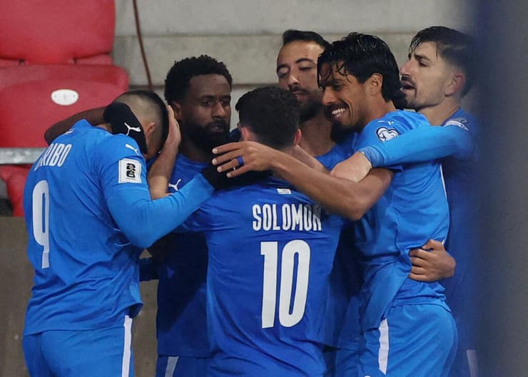 שלוש נקודות מול נבחרת חלשה. שחקני נבחרת ישראל (צילום: REUTERS/Bernadett Szabo) שחקני נבחרת ישראל חוגגים