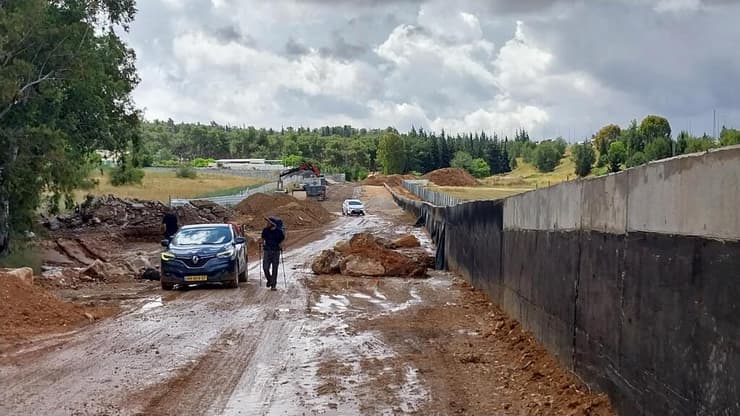 מטייל על התוואי שבוטל כעת, בתוך אתר עבודות בנייה (צילום: איציק בן דב, החברה להגנת הטבע) מטייל על התוואי שבוטל כעת, בתוך אתר עבודות בנייה