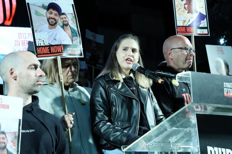 דורון שטיינברכר נואמת בעצרת בכיכר החטופים