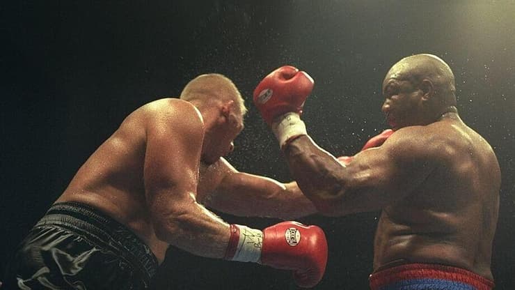 "ביג ג'ורג'" נגד קרופורד גרימסלי ב-1996, בטוקיו (צילום: Al Bello /Allsport) ג'ורג' פורמן נגד קרופורד גרימסלי ב-1996, בטוקיו