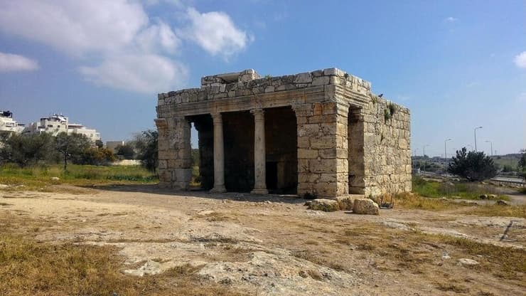 מוזוליאום מזור. כבר לא חלק מ"שביל ישראל" (צילום: איציק בן דב, החברה להגנת הטבע) מוזוליאום מזור. כבר לא חלק מ"שביל ישראל"