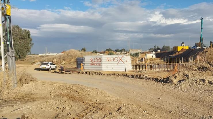 מעבר "שביל ישראל" הישן בתוך אזור עבודות תחנת רכבת אלעד (צילום: איציק בן דב, החברה להגנת הטבע) מעבר "שביל ישראל" הישן בתוך אזור עבודות תחנת רכבת אלעד