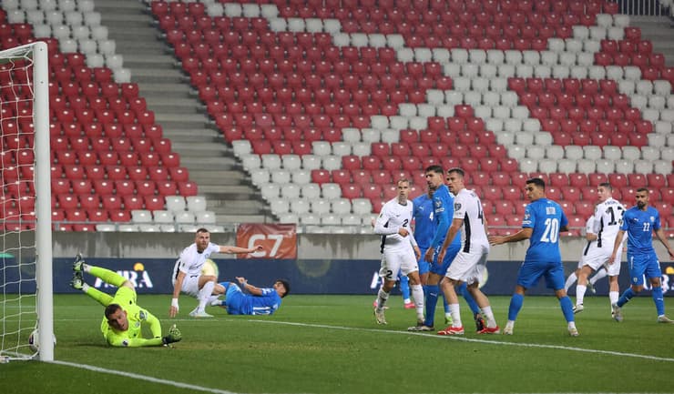 ספג שער קל מדי. פרץ (צילום: REUTERS/Bernadett Szabo) פסטקושי מכניע את פרץ