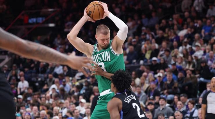 פורזינגיס מסתכל על סקסטון מלמעלה (רויטרס) פורזינגיס מסתכל על סקסטון מלמעלה