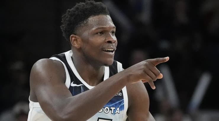 אנותני אדווארדס מחויך (רויטרס) אנותני אדווארדס מחויך