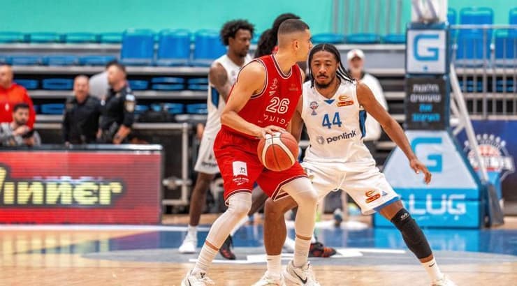 ים מדר שומר על הכדור מול אלייז'ה סטיוארט (רועי כפיר) ים מדר שומר על הכדור מול אלייז'ה סטיוארט