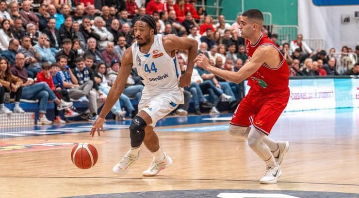 אלייז'ה סטיוארט עובר את ים מדר (רועי כפיר) אלייז'ה סטיוארט עובר את ים מדר