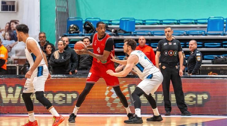 מרכוס בינגהאם שומר על הכדור (רועי כפיר) מרכוס בינגהאם שומר על הכדור