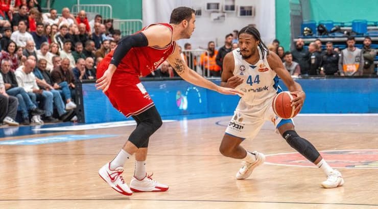 אלייז'ה סטיוארט מול עוז בלייזר (רועי כפיר) אלייז'ה סטיוארט מול עוז בלייזר