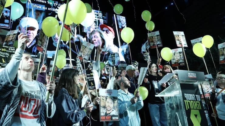  רבקה ורוחמה בוחבוט, אשתו ואימו של החטוף אלקנה בוחבוט, בעצרת בכיכר החטופים ביום הולדתו