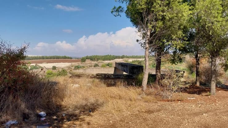 מתקן היסטורי ששימש את המחצבות, לצד המקטע החדש (צילום: איציק בן דב, החברה להגנת הטבע) מתקן היסטורי ששימש את המחצבות, לצד המקטע החדש
